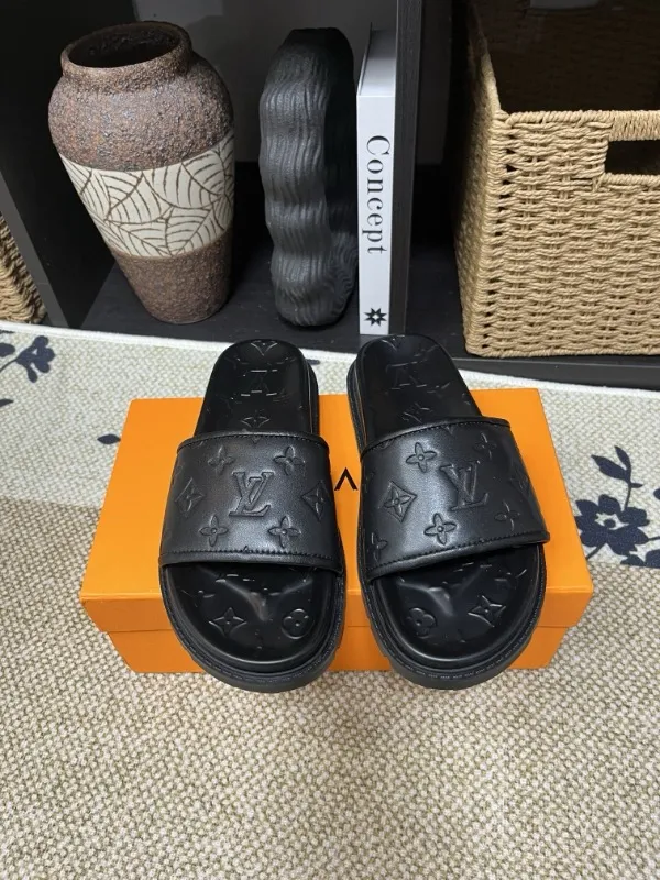 P270🏆Louis Vuitton 🏆[Louis Vuitton] Spring/Summer 2025 [Men's Flip Flops] 🎯🎯As an active family in the fashion industry ⭐ Lv is characterized by bold innovation ⚡Create this casual business style for Chinese fashionable men ✨The fabric is made of imported high-grade cowhide 🔥 Clean and neat ⚡Fashionable and elegant🌹Breathable, sweat-absorbent and deodorant👈So luxurious, high-end and domineering. 👍Must be sold if you repost the picture. Number of yards: 38--46. Color: 🎉 For large quantities. Welcome to repost.